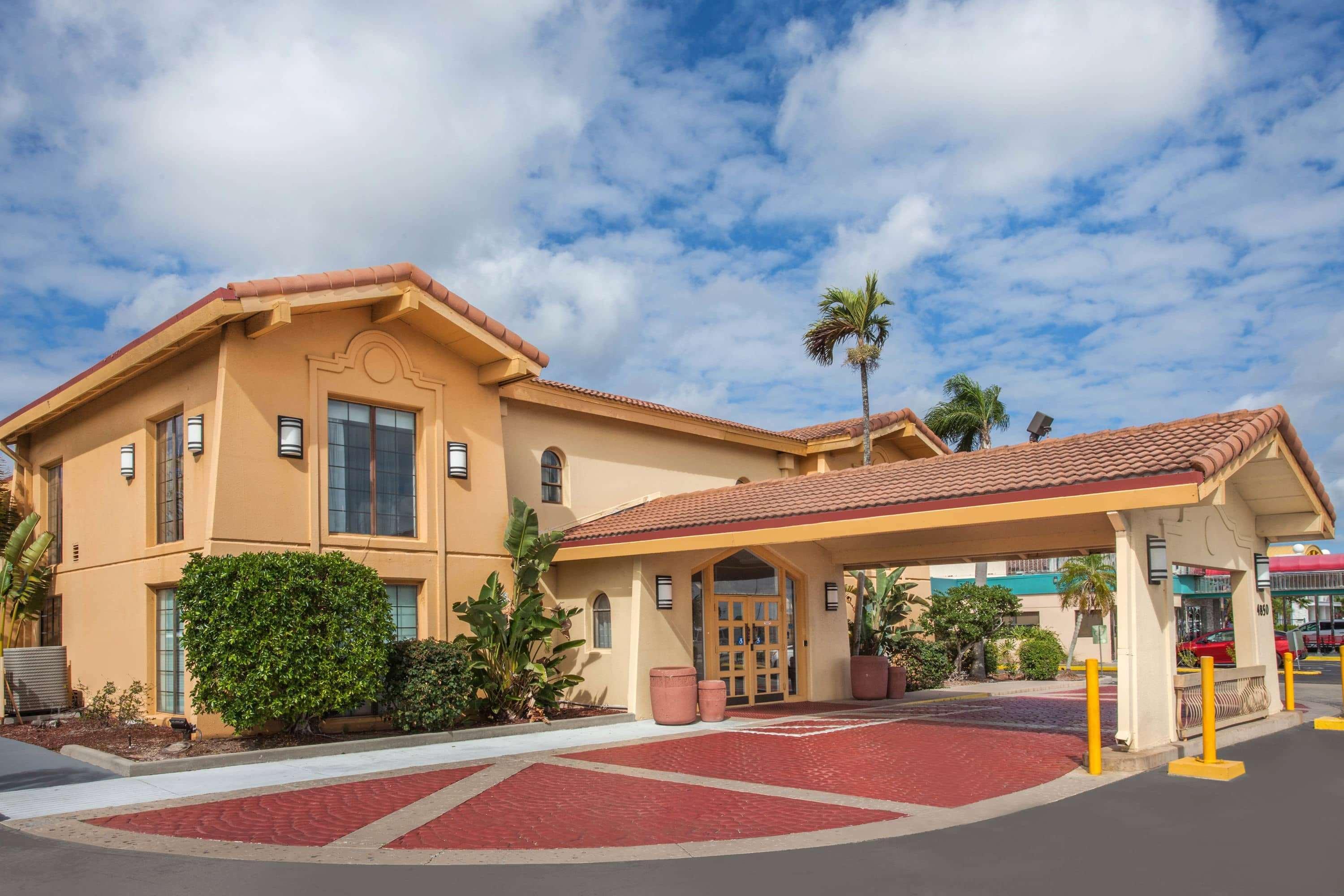 Baymont By Wyndham Fort Myers Central Exterior photo